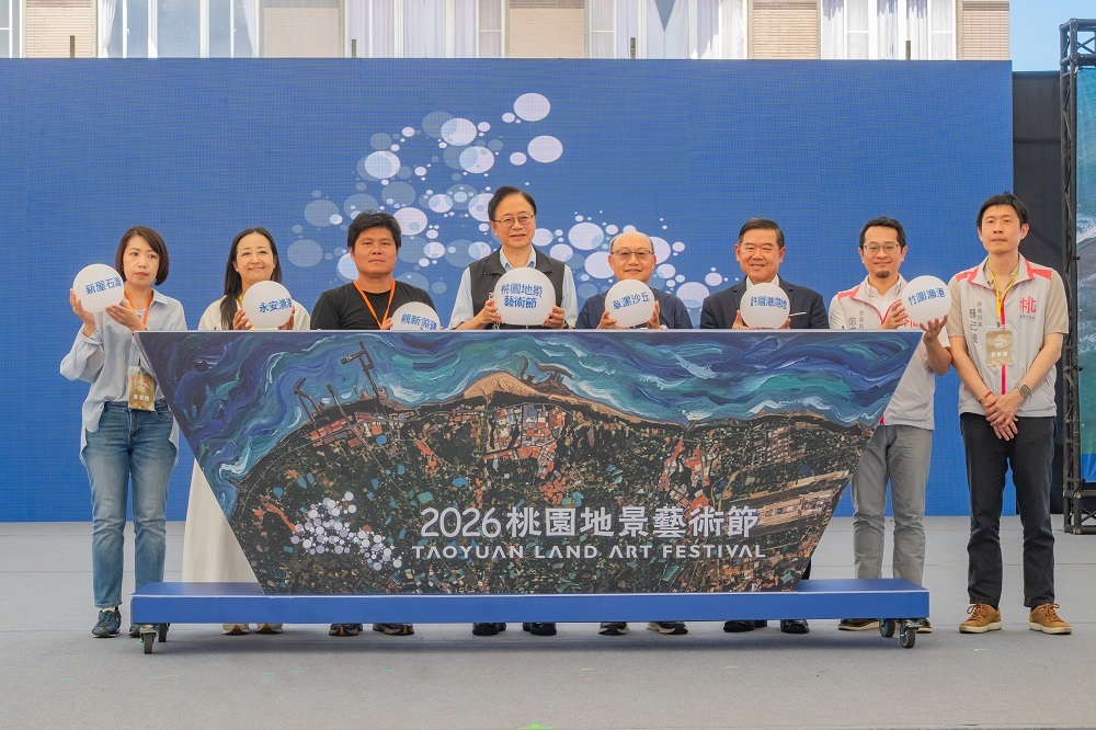 桃園市長張善政（左4）歡迎大家來桃園珍珠海岸參加2026桃園地景藝術節，走進這座無牆美術館，收藏屬於自己的海岸風景。（圖片來源：桃園市政府提供）