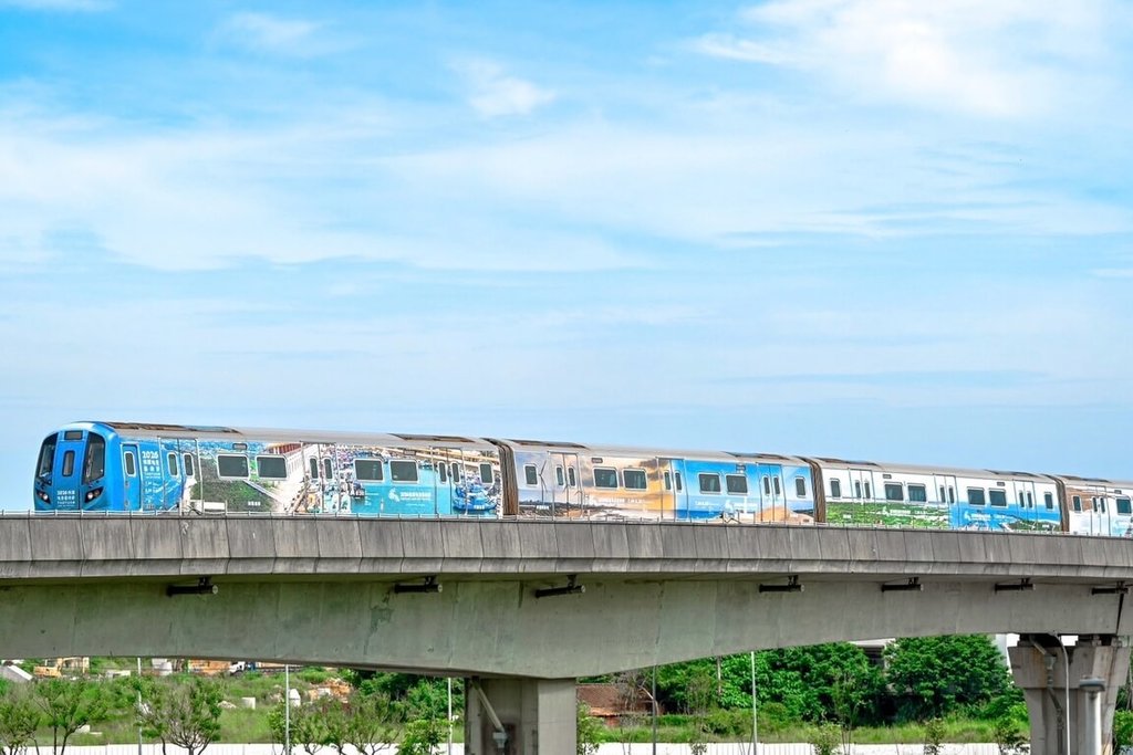 桃捷地景藝術節彩繪列車啟航，把35公里珍珠海岸美景「穿」上身。（桃捷公司提供）