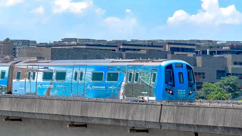 桃捷地景藝術節彩繪列車啟航，把35公里珍珠海岸美景「穿」上身。（桃捷公司提供）