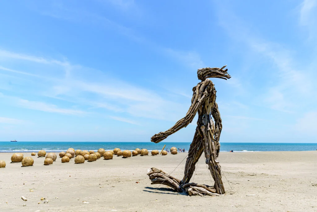 草漯沙丘展區韓國藝術家金昌煥作品《歸海》（右）與游文富作品《大珠小珠落玉盤》（左）。（桃園市政府文化局提供）