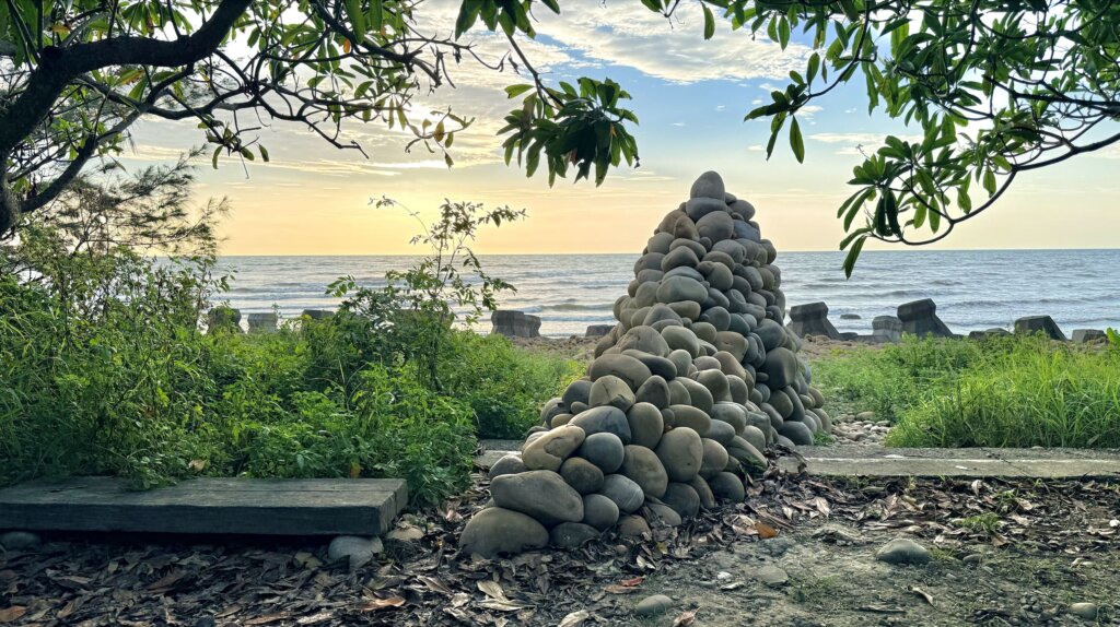 新屋石滬展區日本藝術家杉原信幸作品《編織石頭、海之根、海的擁抱》（局部）。（本刊資料室）