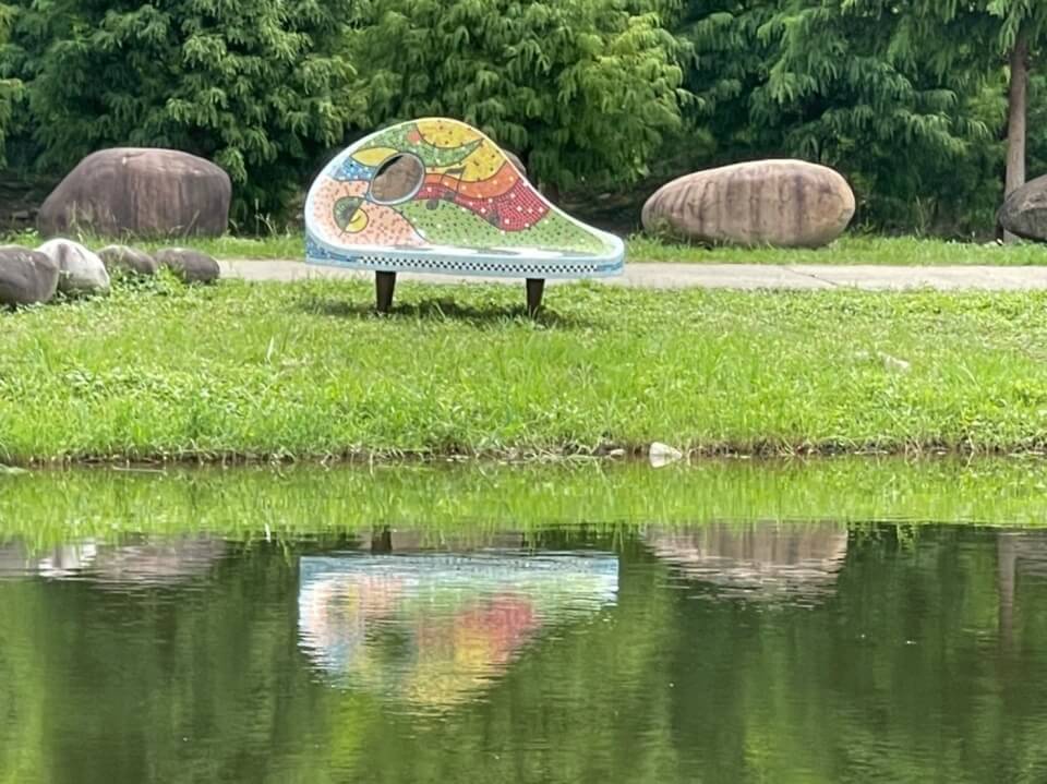 斜躺的鋼琴